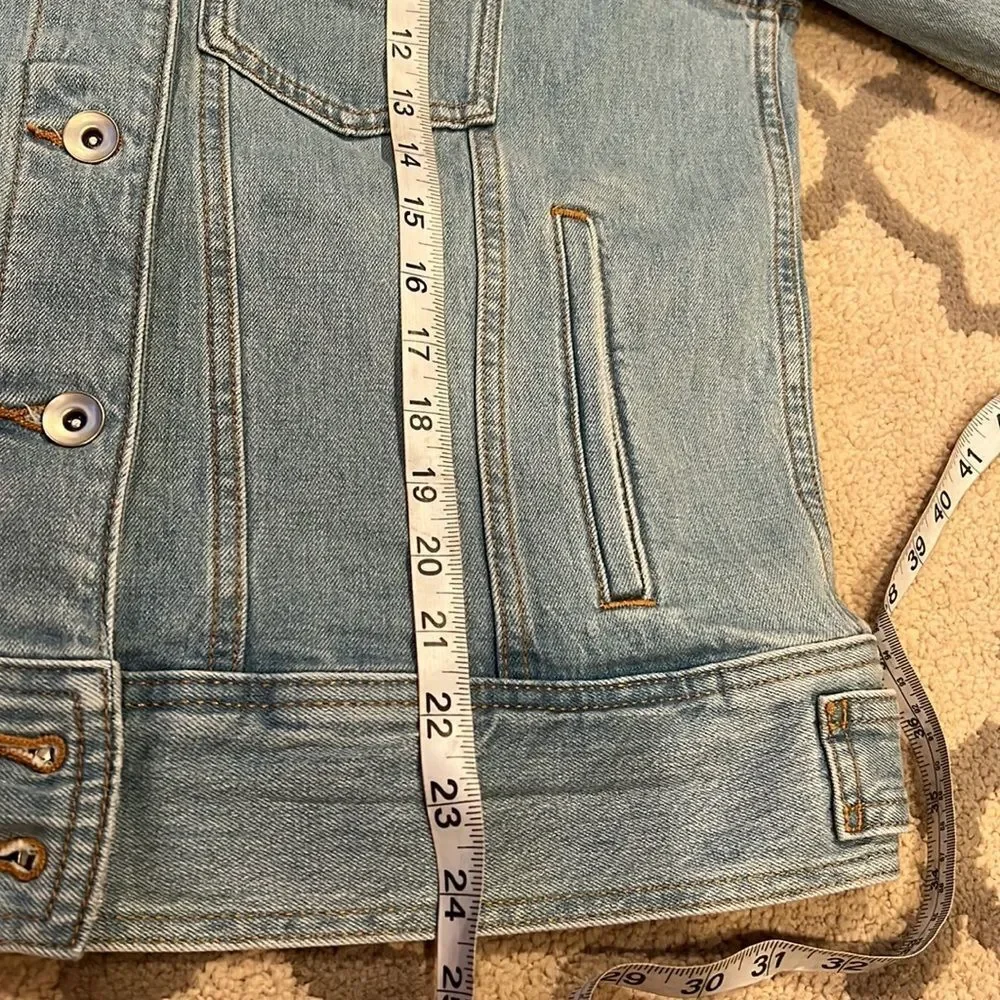 Elizabeth & James Light Wash Boxy Denim Jacket M light wash